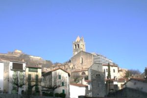 et un toit d’Eglise en cours de restauration