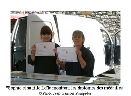 AM 42 p 2 V 5 Sophie et sa fille Leïla montrant les diplomes des médailles décernées