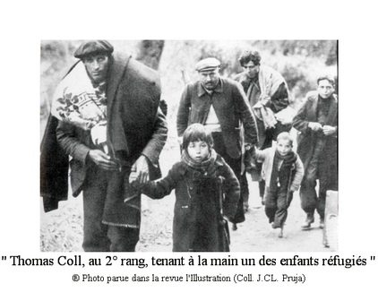 C 3 po 41 Thomas Coll au 2° rang tenant à la main un des enfants réfugiés