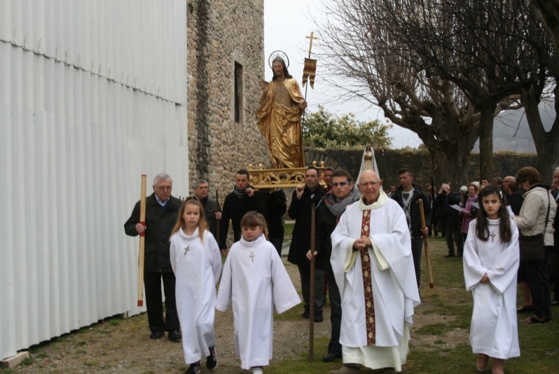 au pied de l’Eglise en cours de restauration (photo JF Pompidor)